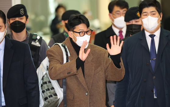 Son Heung-min waves to fans at Incheon International Airport as he departed for London on Tuesday. [YONHAP]