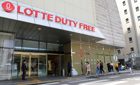 Travelers visit Lotte Duty Free’s branch on Jeju Island [NEWS1]