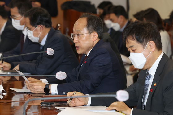 Finance Minister Choo Kyung-ho speaks at a meeting held with chiefs of the Bank of Korea, the Financial Services Commission and the Financial Supervisory Service in central Seoul on Thursday. [YONHAP] 