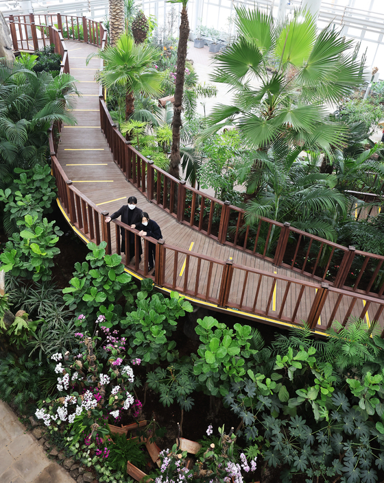 Employees look around the greenhouse of the new National Agricultural Museum of Korea in Suwon, Gyeonggi on Thursday, its opening day. [YONHAP]
