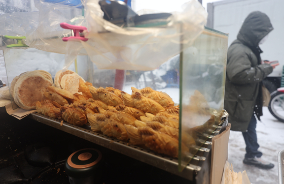 A fish bread vendor is seen on a street near Namdaemun Market in Jung District, central Seoul, on Thursday, as the price of fish bread is rising due to rising food costs. [YONHAP]