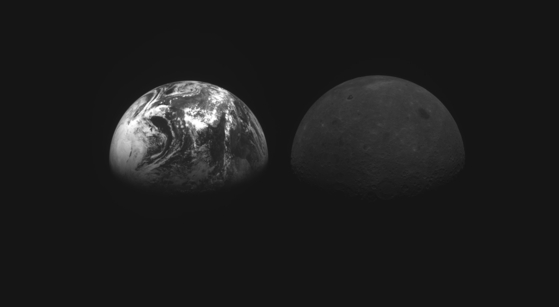 A photo of the Earth and moon taken by Danuri, Korea’s first lunar orbiter, on Nov. 28. [MINISTRY OF SCIENCE AND ICT]