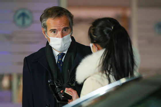 Rafael Grossi, director general of the International Atomic Energy Agency, speaks with a member of the Korean press at Incheon Airport on Wednesday. [NEWS1] 