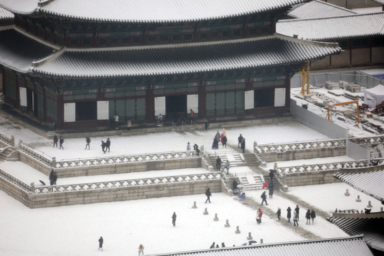 The Gyeongbok Palace, central Seoul, is seen covered in snow on Thursday. [YONHAP] 