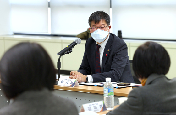 First Vice Health Minister Lee Ki-il speaks in a meeting with employees of the National Pension Service on Dec. 14, 2022. [YONHAP]
