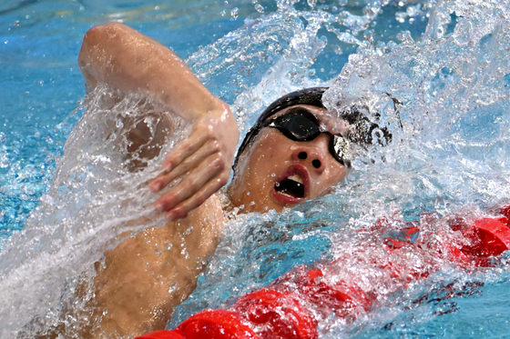 Hwang Sun-woo competes in the men's 200-meter freestyle final at the FINA World Swimming Championships in Melbourne on Sunday. [AFP/YONHAP]