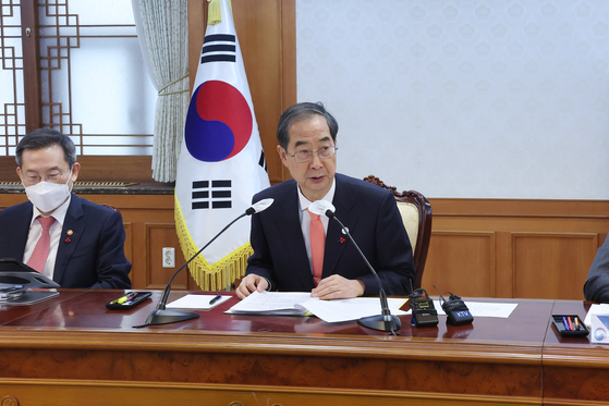 Prime Minister Han Duck-soo, right, speaks during a National Space Committee meeting held Wednesday at the government complex in central Seoul. [YONHAP]
