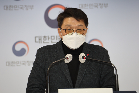 Choi Woo-hyeok, head of spectrum policy at the Ministry of Science and ICT, speaks during a press conference held at the government complex in central Seoul, Friday. The ICT Ministry finalized its decision to retrieve the 28-gigahertz spectrum licenses from KT and LG U+. [YONHAP]