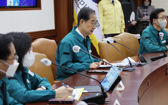 Prime Minister Han Duck-soo presides over a Covid-19 Central Headquarters meeting held at the Seoul Government Complex on the Dec. 23. [YONHAP]
