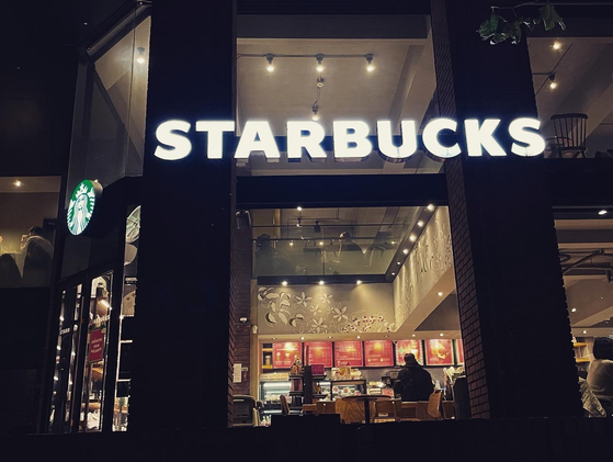 A Starbucks cafe in Hyehwa-dong area of central Seoul lit up with its Christmas-themed menus on Dec. 12. [ESTHER CHUNG]