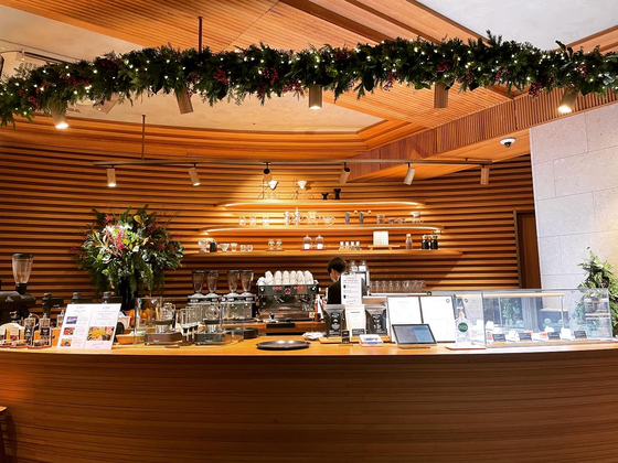 The Christmas decorations at Passion Five in Itaewon, central Seoul, on Dec. 13. [ESTHER CHUNG]