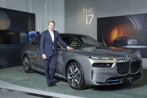 BMW CEO Oliver Zipse poses with the i7 electric sedan [BMW KOREA]