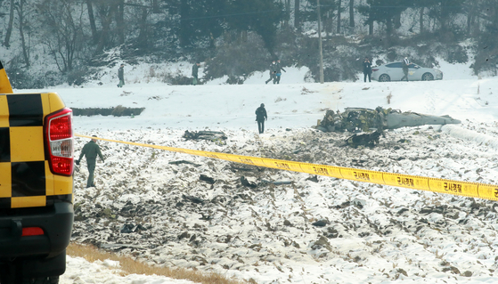 A light attack aircraft, crashed in Hoengseong, Gangwon, around 11: 40 a.m. The KA-1 is believed to have been sent to counter a drone believed to have been sent from North Korea. [YONHAP] 
