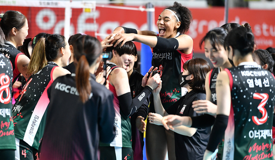 Elizabeth Ine Barga, center, celebrates with her Daejeon Korea Ginseng Corporation teammates after beating league leaders Suwon Hyundai Engineering & Construction Hillstate 3-2 at Chungmu Gymnasium in Daejeon on Sunday.  [KOVO]