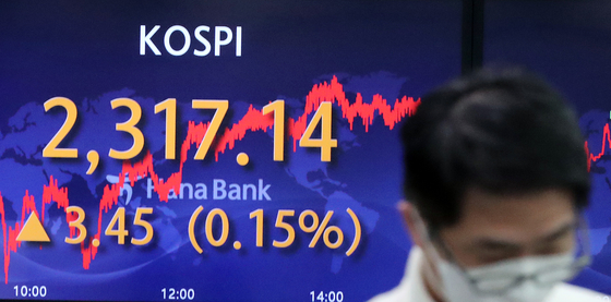 A screen in Hana Bank's trading room in central Seoul shows the Kospi closing at 2,317.14 points on Monday, up 3.45 points, or 0.15 percent, from the previous trading day.[NEWS1]