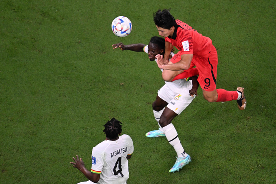 Korea's Cho Gue-sung heads in the equalizer during a group stage match against Ghana at the 2022 Qatar World Cup at Education City Stadium in Qatar on Nov. 28. [YONHAP]