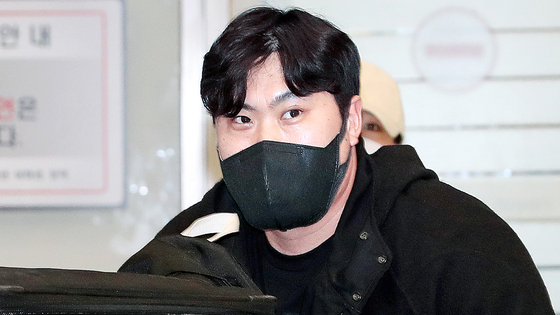Ryu Hyun-jin arrives at Incheon International Airport on Nov. 22.  [NEWS1]