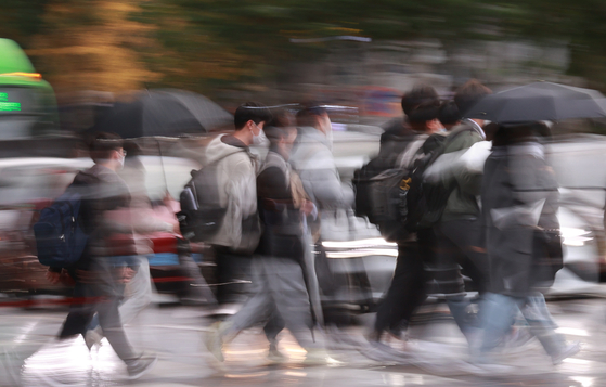 Students head to hagwon, or private cram schools, in southern Seoul on Nov. 9. [YONHAP]