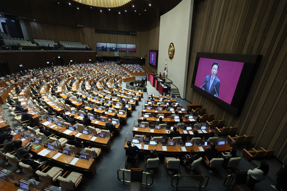 Lawmakers vote on a motion to allow the arrest of Democratic Party (DP) Rep. Noh Woong-rae, who faces bribery allegations, at the National Assembly in Yeouido, western Seoul Wednesday. [YONHAP]