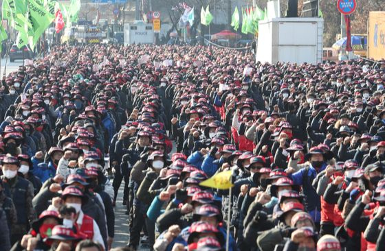 Unionized truck drivers stage a strike in Gyeonggi on Dec. 6. [NEWS1]