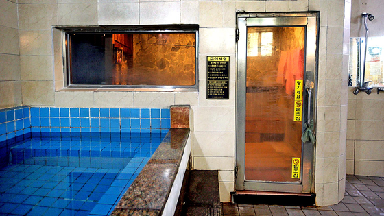 Wonsamtang bathhouse, one of the oldest bathhouses in Seoul, in Yongsan District, central Seoul, before its closure this week. [JOONGANG PHOTO]