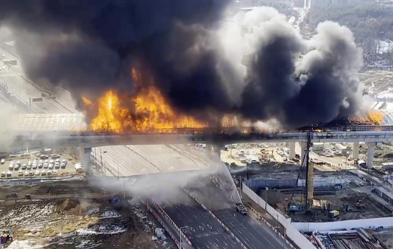 A fire broke out near the North Uiwang Interchange on the Gyeongin Expressway in Gwacheon, Gyeonggi. [YONHAP]
