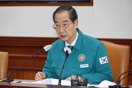 Prime Minister Han Duck-soo presides over a Covid-19 central headquarters meeting held at the Seoul Government Complex on Friday. [YONHAP]
