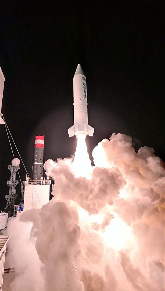 The Defense Ministry on Monday releases an image of a test flight of solid-fuel space vehicle from the Anheung test facility in Taean County, South Chungcheong, last Friday. [DEFENSE MINISTRY]