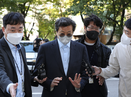 Kang Young-kwon, chief of Edison Motors, attends a warrant review on Oct. 7 on charges of pocketing illegal profits after manipulating the company's stock prices during its attempt to acquire SsangYong Motors Co. [NEWS1]
