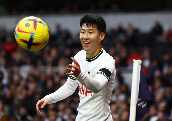 Tottenham Hotspur's Son Heung-min in action without his carbon-fiber protective face mask during a game against Aston Villa at Tottenham Hotspur Stadium in London on Sunday.  [REUTERS/YONHAP]