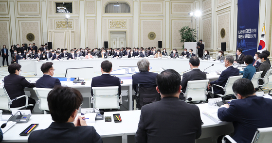 President Yoon Suk Yeol gets briefed by Minister of Land, Infrastructure and Transport as well as Minister of Environment on this year's government plan at the Blue House's guest house on Tuesday. [YONHAP] 