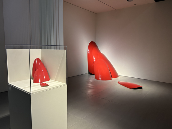 ″Red Nails model″ (2021), left, and ″Red Nails″ (2019) [SHIN MIN-HEE]