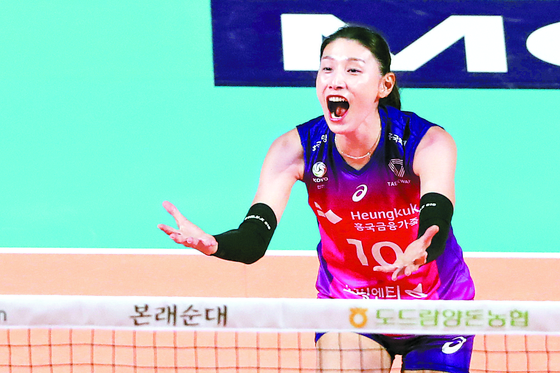 Kim Yeon-koung of the Incheon Heungkuk Life Pink Spiders celebrates after scoring against the Pepper Savings Bank AI Peppers on Oct. 25, 2022.  [NEWS1]