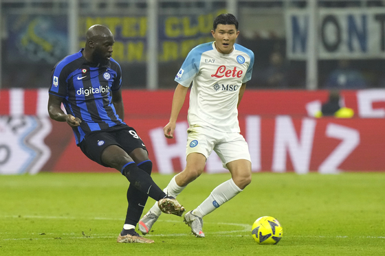 Inter Milan's Romelu Lukaku, left, kicks the ball by Napoli's Kim Min-jae during a Serie A match at the San Siro stadium in Milan, Italy on Wednesday.  [AP/YONHAP]