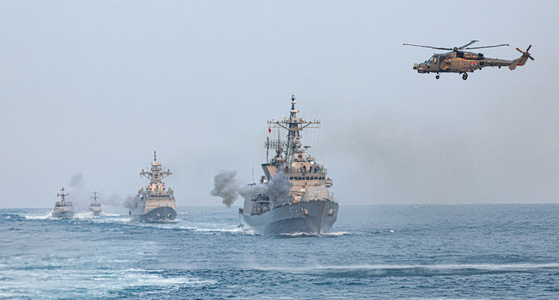 Some 13 warships from the Korea Navy 2nd fleet including the Eulji Mundeok destroyer and the frigate Gyeonggi train off Taean, South Chungcheong on Wednesday. The military has been increasing its training amid increased provocations from North Korea. [JOINT PRESS CORPS] 