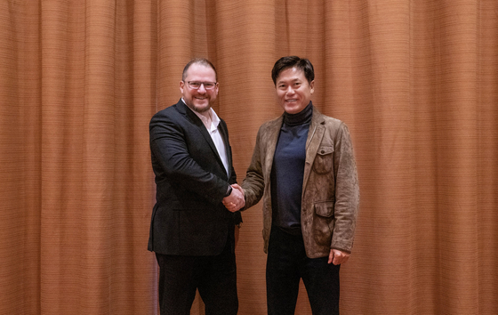 Cristiano Amon, left, Qualcomm’s president and CEO, and Park Jung-ho, SK hynix vice chairman and co-CEO, pose for a photo in Las Vegas on Wednesday. [SK HYNIX]
