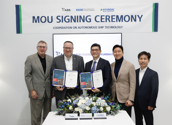 HD Hyundai CEO Chung Ki-sun, second from right, and Christopher Wiernicki, CEO at American Bureau of Shipping, far right, pose for a photo in Las Vegas on Friday. [HD HYUNDAI]