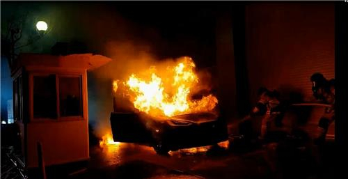 A Tesla parked at a service center in Seongdong District, eastern Seoul, caught on fire on Saturday. [YONHAP]