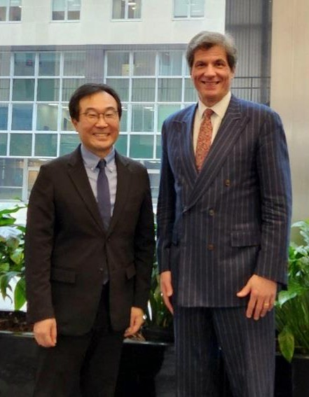 Second Vice Foreign Minister Lee Do-hoon, left, and Jose W. Fernandez, U.S. under secretary of state for economic growth, energy, and the environment, meet in Washington D.C. on Dec. 13. [YONHAP] 