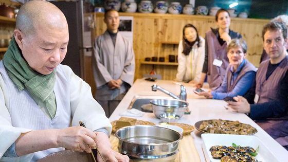 Monk Jeong Kwan's temple stay at the Baekyang Temple is the most popular among some 130 temple stays in the country. Visitors from overseas visit Chunjinam Hermitage to meet her and learn about her food. [JOONGANG ILBO]