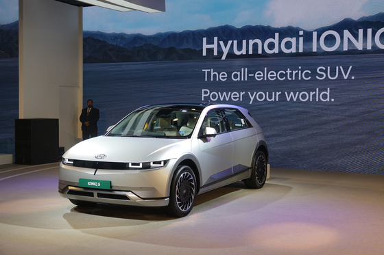  Hyundai Motor Group’s all-electric Ioniq 5 SUV is introduced to the Indian auto market through “Auto Expo – The Motor Show 2023” in New Delhi, India, on Wednesday. [YONHAP]