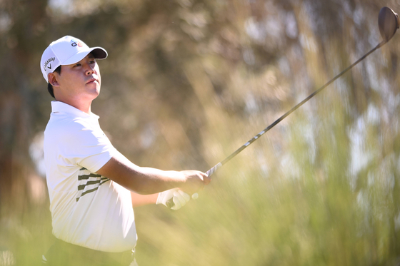 Kim Si-woo plays his shot from the ninth tee during the third round of the Shriners Children's Open at TPC Summerlin in Las Vegas, Nevada on Oct. 08, 2022.  [AFP/YONHAP]