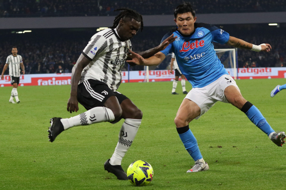 Juventus' midfielder Moise Kean, left, and Napoli defender Kim Min-jae in action during a Serie A match at the Stadio Diego Armando Maradona in Naples on Friday.  [EPA/YONHAP]