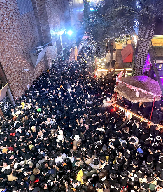 Throngs of revelers fill up an alley next to Hamilton Hotel in Itaewon-dong, Yongsan District, central Seoul, on Oct. 29, as they try to pass by. Among the crowd, 158 people, mostly under age 30, died. [YONHAP]