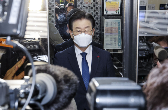 Democratic Party (DP) Chairman Lee Jae-myung leaves the National Assembly Library in Yeouido, western Seoul, after attending an event on Monday afternoon. [JOONGANG ILBO] 