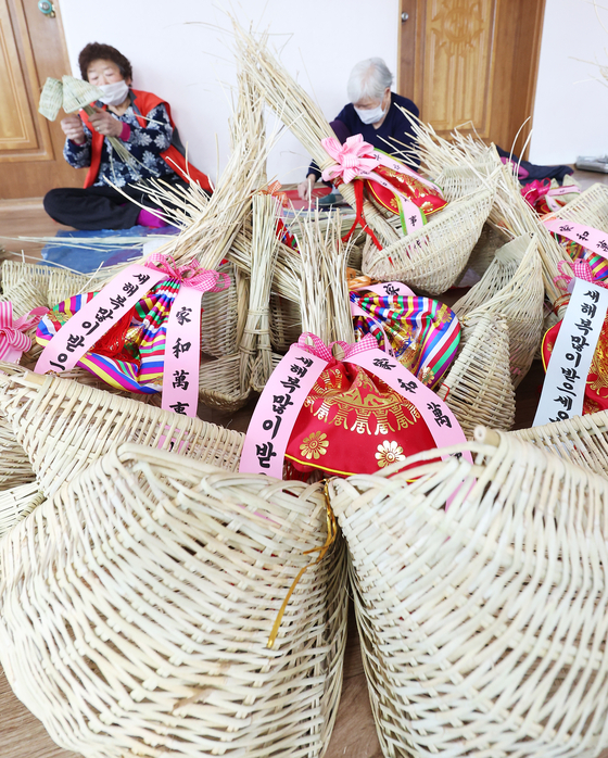 An elderly couple makes bokjori, a traditional Korean rice strainer, in a village in the city of Anseong, Gyeonggi, on Wednesday, four days ahead of the Lunar New Year, one of the country's two biggest traditional holidays. According to Korean tradition, hanging bokjori on walls at the beginning of the new year brings good fortune. [YONHAP]