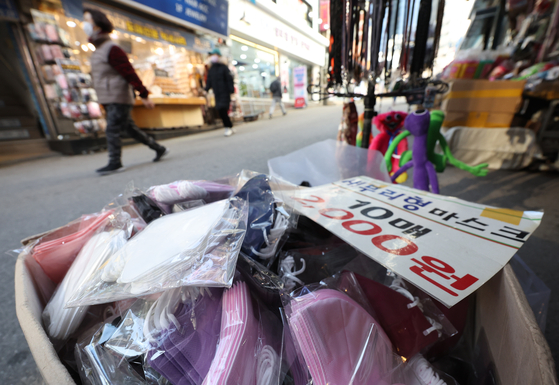 Masks are shown on sale at Namdaemun market in central Seoul on Wednesday, two days ahead of the government's meeting to decide on whether or not to lift the indoor mask mandate amid the downtrend in new Covid-19 cases. [YONHAP]
