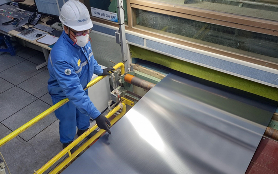 A Posco employee produces stainless steel at the No. 1 cold-rolling facility at Pohang plant in North Gyeongsang, on Jan. 19. [POSCO] 