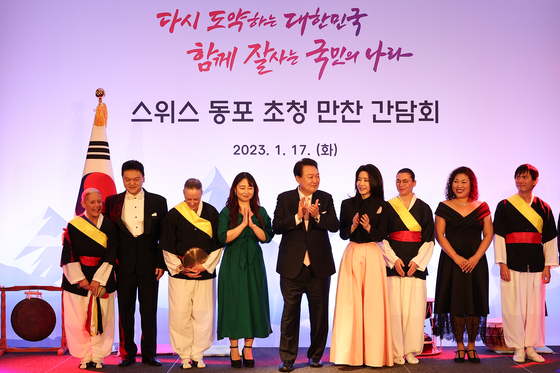 President Yoon Suk Yeol and first lady Kim Keon Hee, center, take a commemorative photo with performers at a dinner with Korean residents in Switzerland at a hotel in Zurich on Tuesday evening. [JOINT PRESS CORPS] 