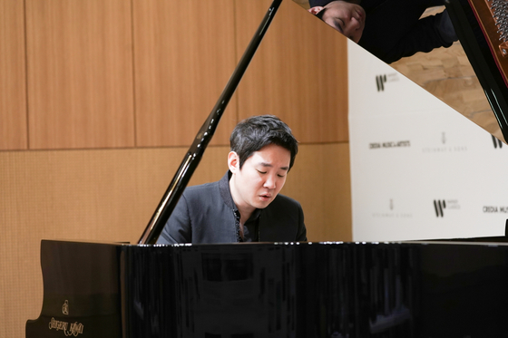 Pianist Lim Dong-hyek perfoms at his 20th anniversary concert. [YONHAP]